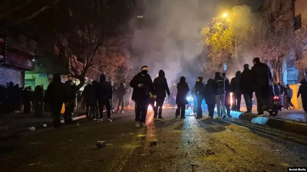 ضرورت استقرار دموکراسی در ایران  و موانع آن